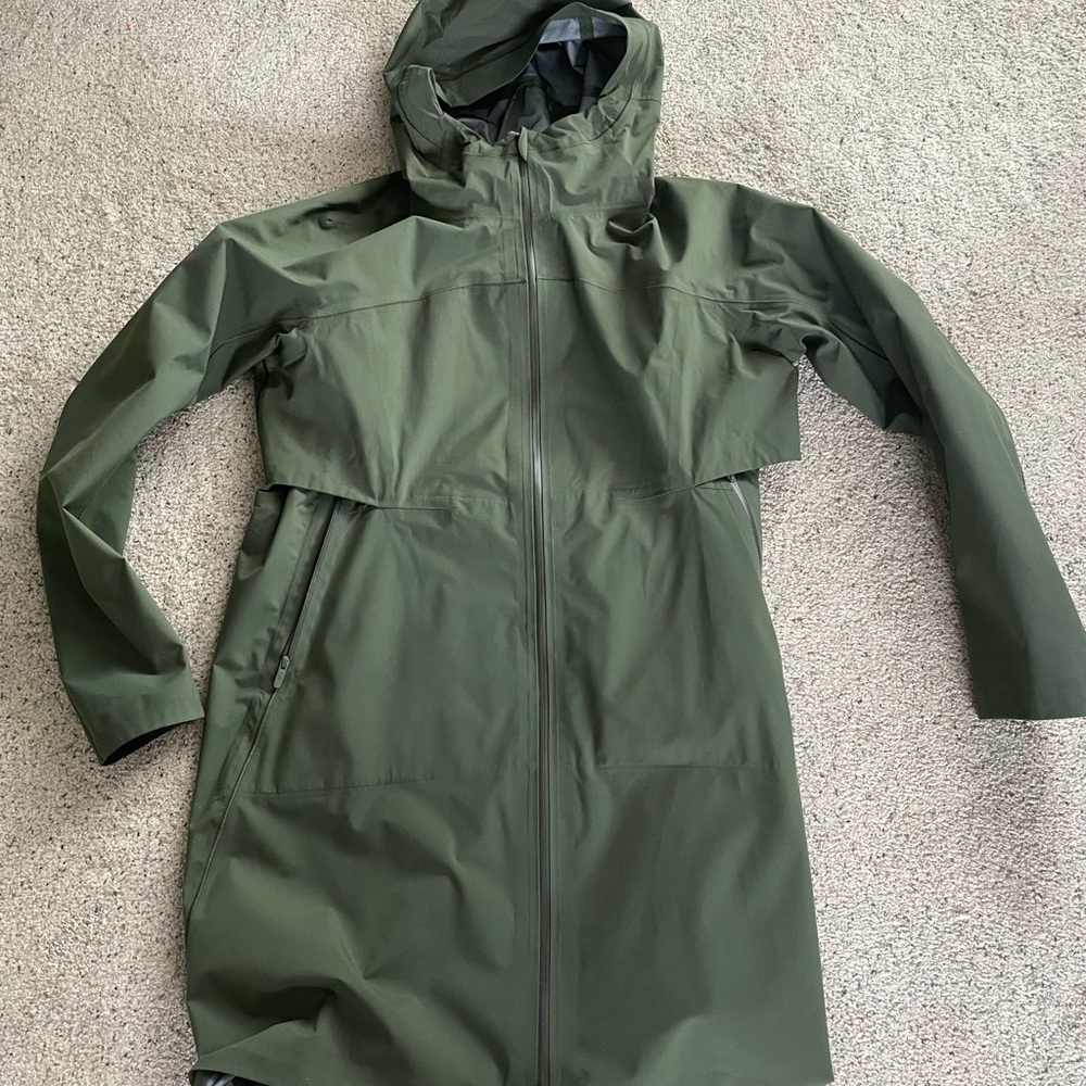 Green lululemon rain coat size 10 waterproof fabric